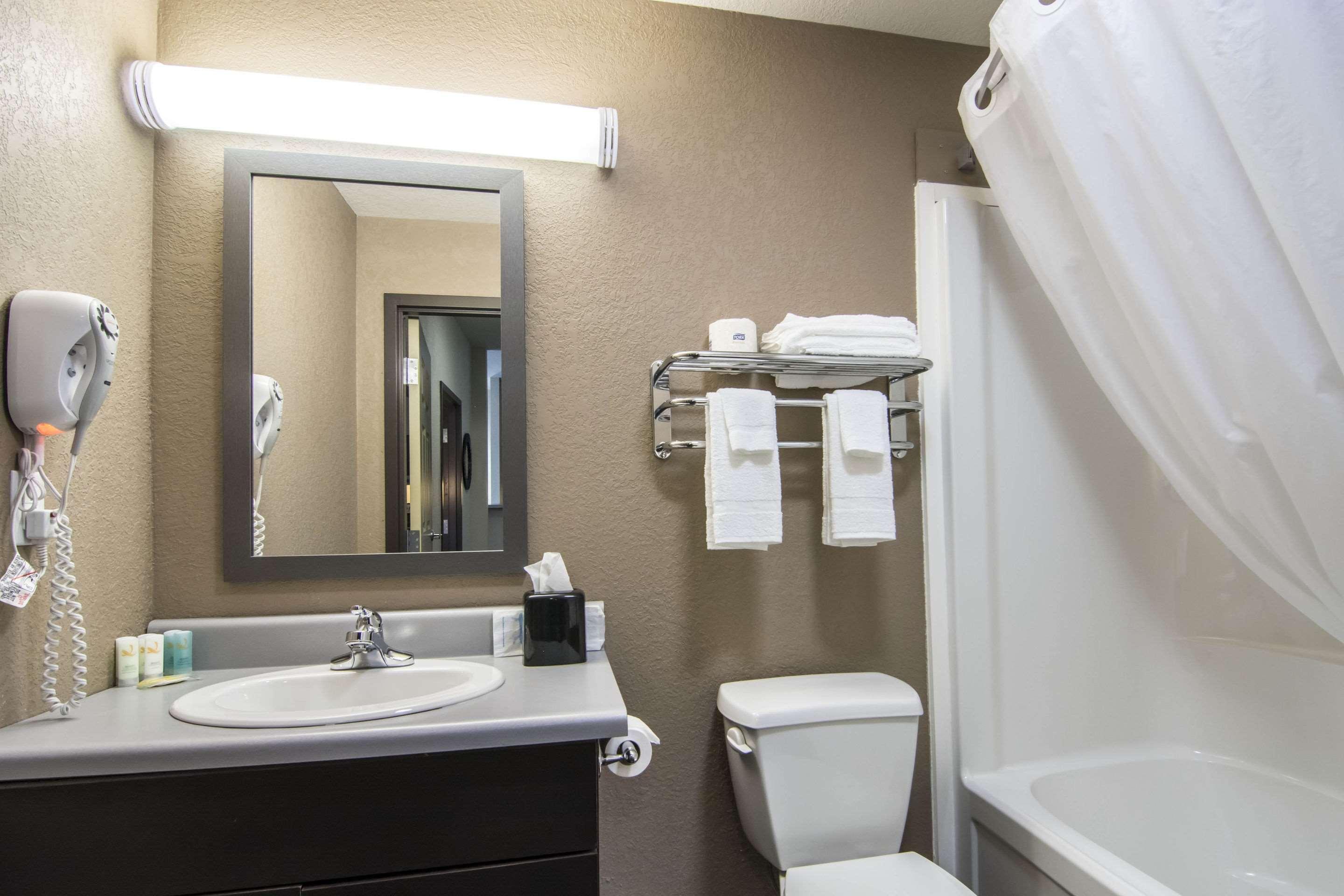 Quality Inn & Suites Thompson Esterno foto